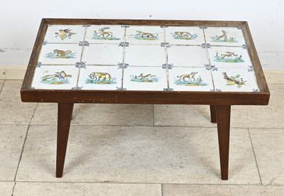 table basse à plateau en carrelage avec des pieds en bois