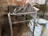 une petite table sur laquelle sont posées quelques pierres