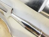 un couteau, une cuillère et un repose-cuillère posés sur une table