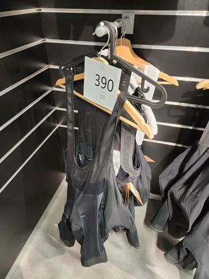 un présentoir de vêtements sur des cintres dans un magasin