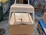 une chaise posée sur une boîte