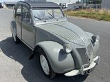 une petite voiture garée sur le bord de la route