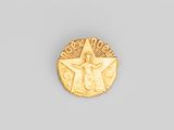 un gros plan d'une médaille d'or sur laquelle figure un ange