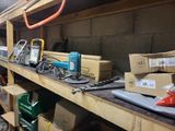 de nombreuses boîtes et de nombreux outils sur les étagères du garage