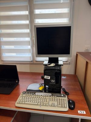 Deux bureaux droits, un grand bureau d'angle avec caisson de…