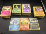 beaucoup de cartes pokemon sur la table