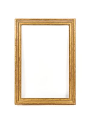 un cadre photo doré sur un mur blanc avec un fond blanc