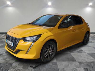 une voiture jaune garée dans un garage au sol en damier