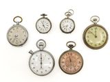 plusieurs types de montres de poche sont présentés sur une surface blanche