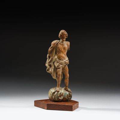 une statue en bronze représentant un homme debout au sommet d'un rocher