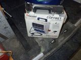 une boîte sur laquelle est posée une cafetière