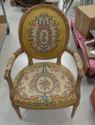 une chaise qui se trouve au milieu d'une pièce