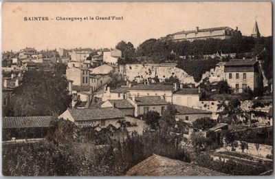une vieille photo d'une ville avec un château en arrière-plan