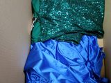une boîte en carton contenant une robe bleue et verte
