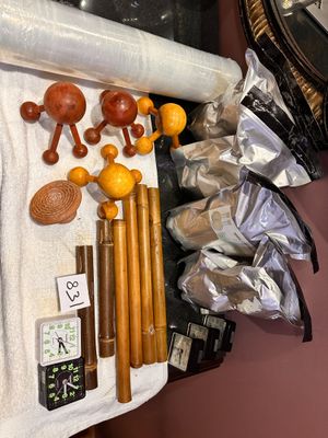 une photo montrant plusieurs objets posés sur une serviette
