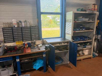 une pièce encombrée et remplie d'outils