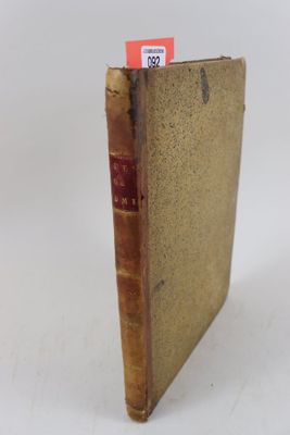 un vieux livre sur lequel est collée une étiquette rouge
