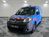 une camionnette bleue à rayures rouges et blanches garée dans une pièce