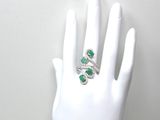 une image représentant la main d'une femme portant une bague