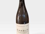 la bouteille de vin est posée sur une surface blanche