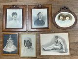 quatre photos encadrées représentant des personnes assises sur un plancher en bois