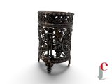 une image représentant un vase en métal orné d'un motif