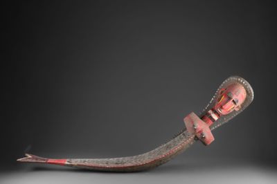 une image représentant un très long couteau au manche rouge