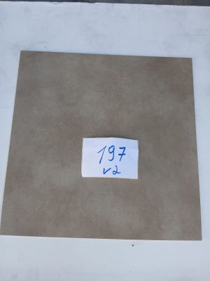 une photo d'une feuille de papier collée au mur