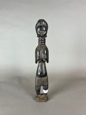 l'image d'une statue de femme avec un chapeau sur la tête