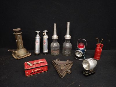 beaucoup d'objets anciens qui traînent sur une table