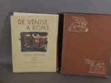 deux livres posés l'un à côté de l'autre sur une table