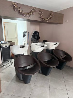 une pièce avec plusieurs lavabos et un miroir