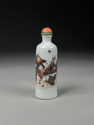 une image représentant une fiole à tabac en verre blanche et orange, ornée d'une peinture