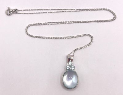 Chaine et son pendentif, le tout en or blanc 18k 750ml serti…