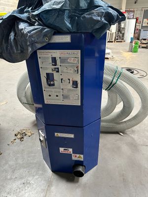 une machine bleue sur laquelle est posé un sac