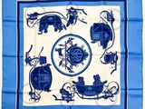 foulard carré bleu et blanc orné d'une image représentant une calèche