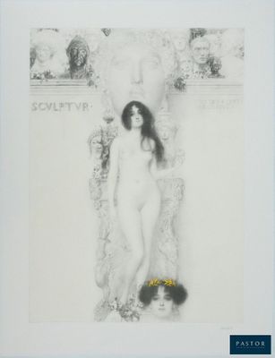 photographie en noir et blanc d'une femme debout devant une statue
