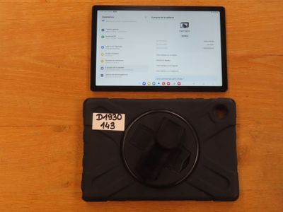 une tablette posée sur une table en bois