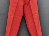 un pantalon rouge suspendu à un cintre