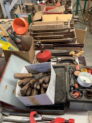 de nombreux outils posés sur une table dans un atelier