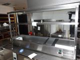 une cuisine équipée de plans de travail et d'armoires en acier inoxydable
