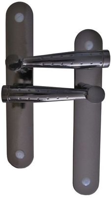 deux poteaux métalliques fixés à un mur