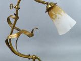 lampe de table en laiton ancien avec abat-jour en marbre, montée sur un pied courbé
