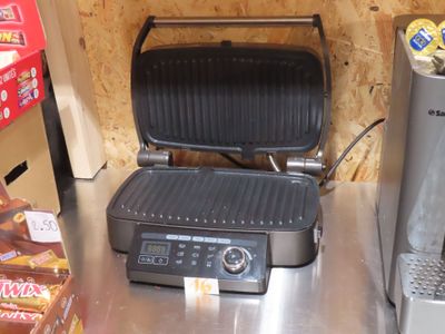 une photo d'un barbecue posé sur le comptoir d'un magasin