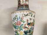 un vase posé sur une étagère dans une pièce