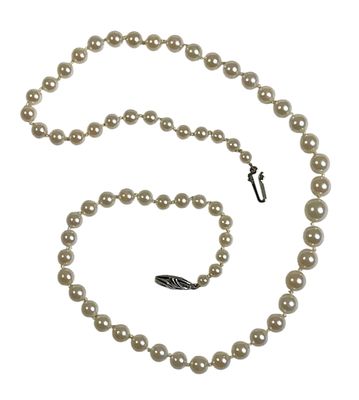 COLLIER de perles de culture en chute, fermoir en argent, lo…