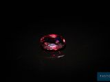 gros plan d'un diamant rouge sur une surface noire