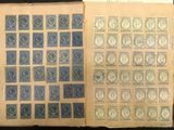 un livre ouvert avec des timbres, posé sur une table
