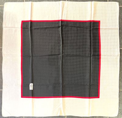 YVES SAINT LAURENT. Carré en twill de soie imprimée à décor …