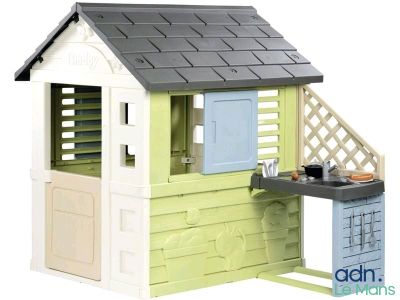 une maison de poupées avec un évier et une fenêtre